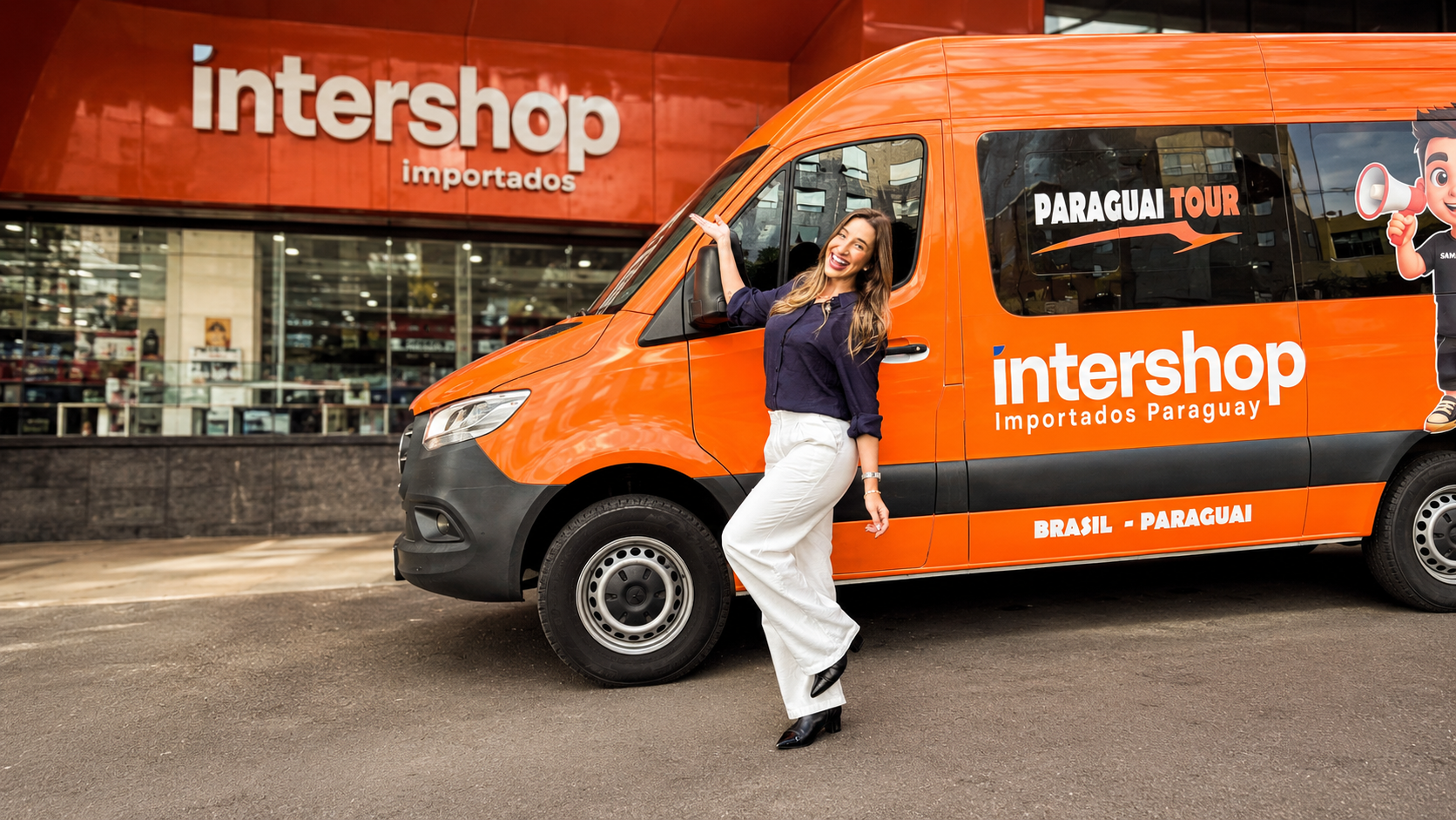 Van laranja da Paraguay Tour em frente à Intershop Importados, com uma viajante